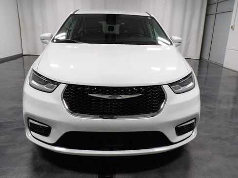 Used 2022 Chrysler Pacifica Touring-L w/ Uconnect Theater Family Group image 3