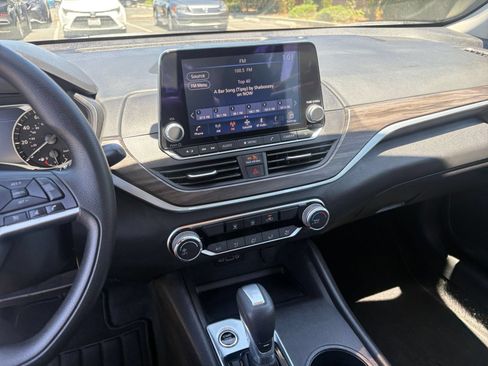 Used 2025 Nissan Altima 2.5 SV FWD image 17