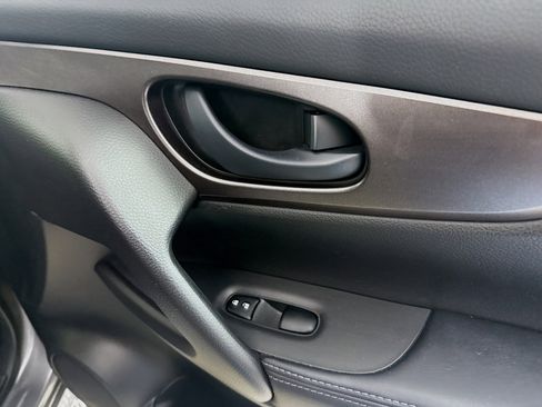 Used 2018 Nissan Rogue Sport S image 30