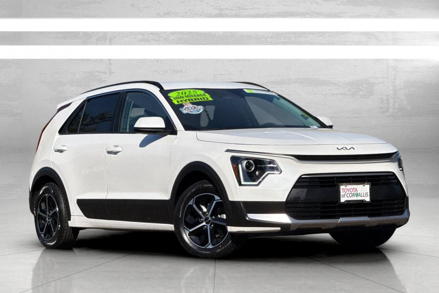 Used 2025 Kia Niro LX FWD image 2