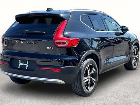 Used 2025 Volvo XC40 B5 Core AWD/4WD image 2