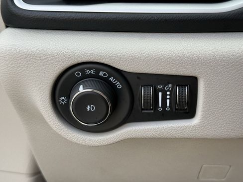 Used 2023 Chrysler Pacifica Touring-L image 18