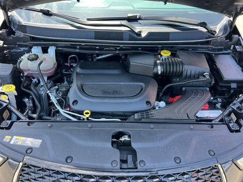 Used 2023 Chrysler Pacifica Touring-L image 16