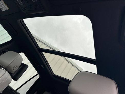 Used 2021 GMC Yukon SLT w/ SLT Luxury Plus Package image 34