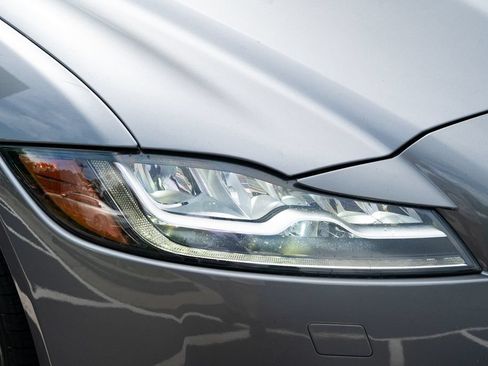Used 2020 Jaguar XF Premium RWD image 9