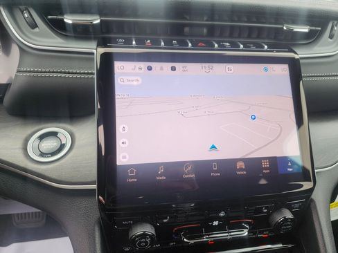 New 2025 Jeep Grand Cherokee Limited w/ Black Appearance Package image 19