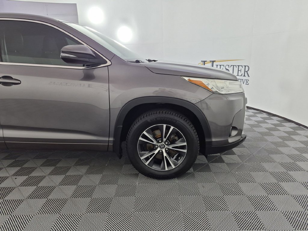 Used 2018 Toyota Highlander Plus AWD/4WD image 12