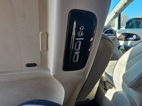 Used 2018 Chrysler Pacifica Limited w/ Tire & Wheel Group FWD image 37
