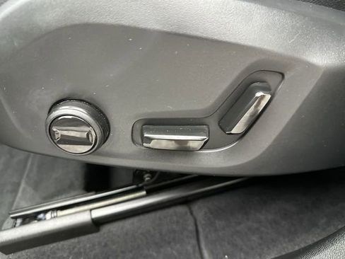 Used 2025 Volvo XC60 B5 Core image 12