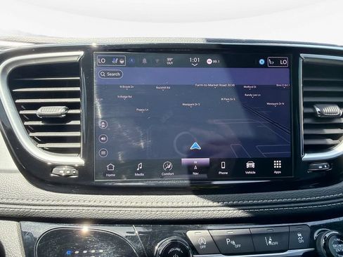 Used 2025 Chrysler Pacifica Limited FWD image 20