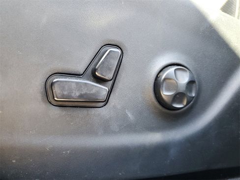 Used 2019 Jeep Cherokee Limited w/ Technology Group image 18