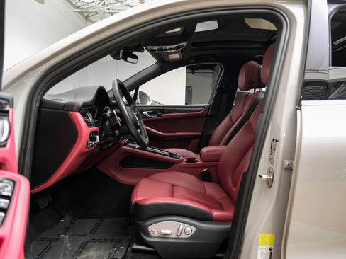 Used 2023 Porsche Macan Turbo image 4