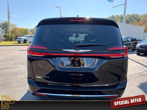 Used 2024 Chrysler Pacifica Touring-L image 6