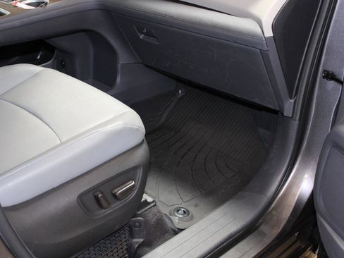 Used 2024 Toyota Sienna XLE AWD/4WD image 40