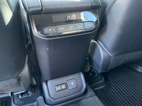 Used 2022 Toyota Highlander Limited AWD/4WD image 18