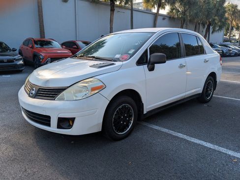 Used 2009 Nissan Versa Sedan FWD image 3