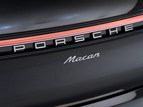 Certified 2025 Porsche Macan AWD/4WD image 13