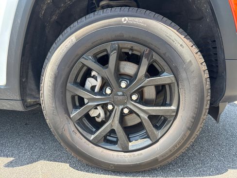 Certified 2024 Jeep Grand Cherokee Altitude RWD image 15