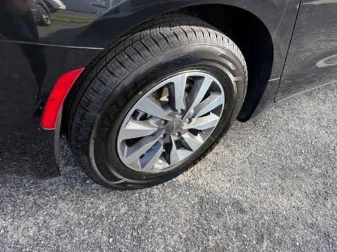 Used 2024 Chrysler Pacifica Limited image 7