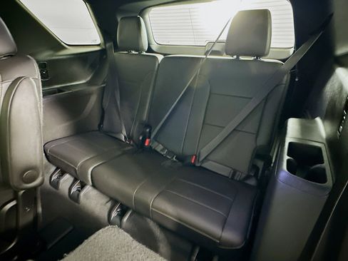 Used 2023 Chevrolet Traverse LT w/ Rear Camera Mirror Package image 28