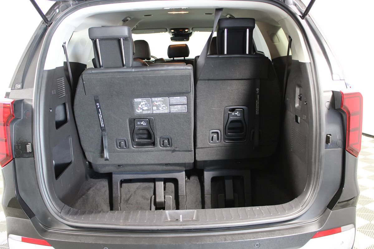Used 2025 Kia Carnival FWD image 45