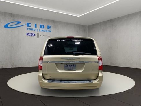 Used 2011 Chrysler Town & Country Touring w/ Entertainment Group #1 FWD image 9