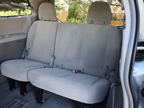 Used 2011 Toyota Sienna LE w/ Towing Pkg image 21