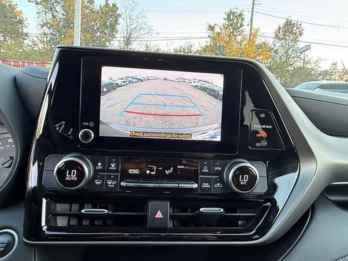 Used 2024 Toyota Highlander LE image 17