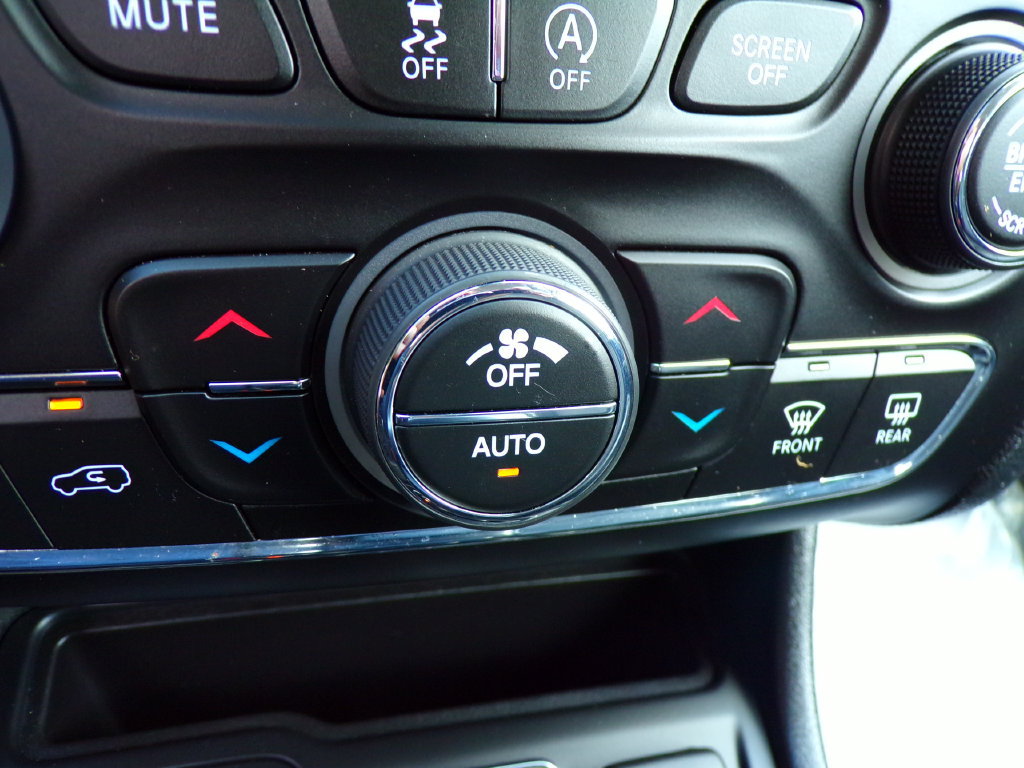 Used 2021 Jeep Cherokee Limited AWD/4WD image 20