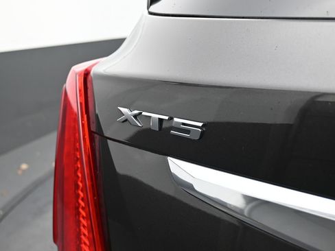 Used 2018 Cadillac XT5 Luxury w/ Driver Awareness Package image 16