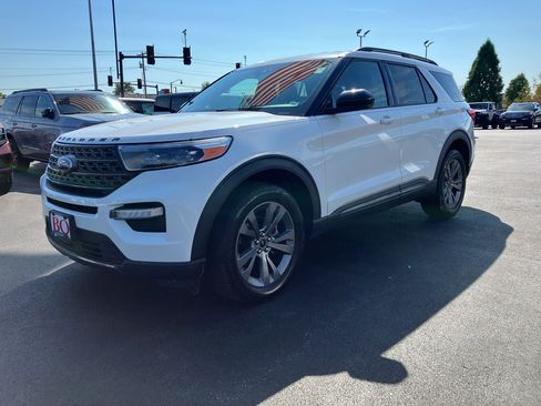 Used 2022 Ford Explorer XLT w/ Equipment Group 202A AWD/4WD image 2