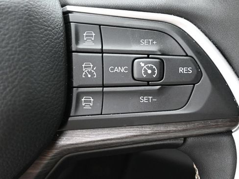 Used 2023 Jeep Grand Cherokee L Limited AWD/4WD image 19