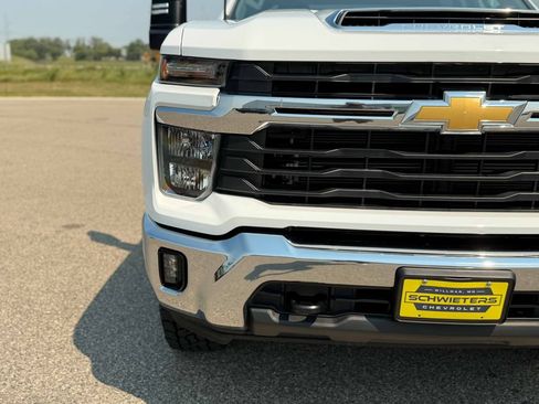 Used 2025 Chevrolet Silverado 2500 LT w/ Convenience Package AWD/4WD image 3