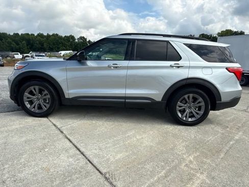 Used 2022 Ford Explorer XLT w/ Equipment Group 202A RWD image 2