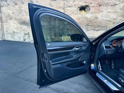 Used 2020 BMW 750i xDrive w/ M Sport Package AWD/4WD image 10