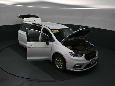 Used 2024 Chrysler Pacifica Touring-L FWD image 55