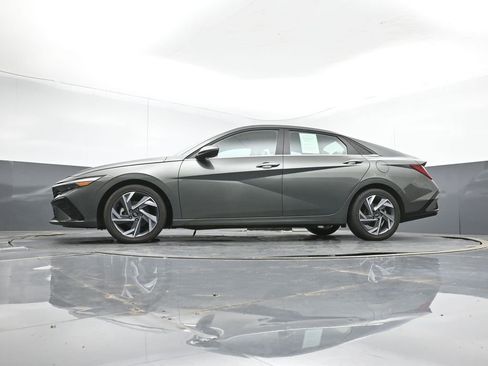 Used 2025 Hyundai Elantra Limited FWD image 39