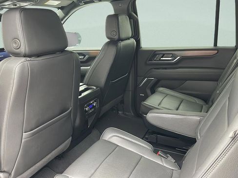 Used 2025 GMC Yukon XL Denali AWD/4WD image 9
