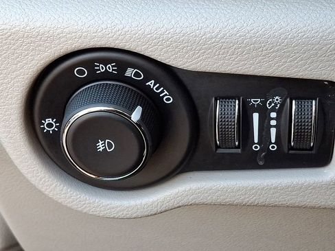 Used 2023 Chrysler Pacifica Touring-L image 22