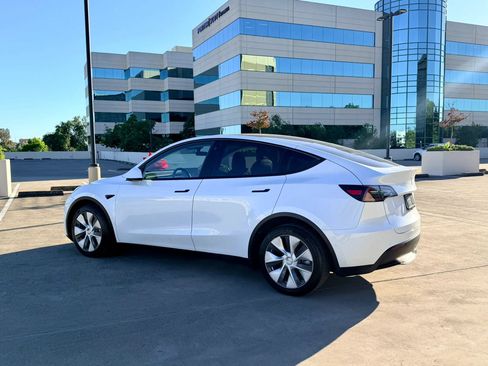 Used 2022 Tesla Model Y Long Range AWD/4WD image 13