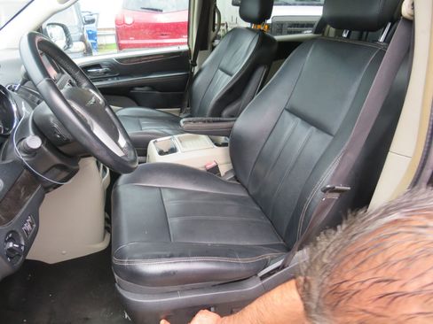 Used 2015 Chrysler Town & Country Touring image 8