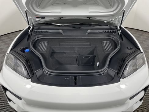 Certified 2025 Porsche Macan Turbo Electric AWD/4WD image 22