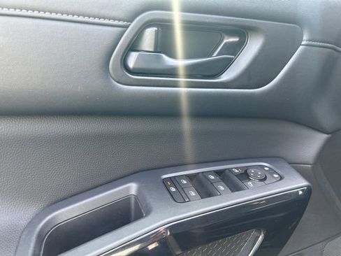 Used 2024 Nissan Pathfinder SV image 12