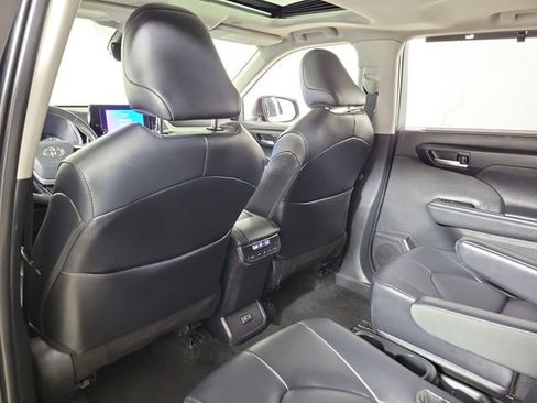 Used 2024 Toyota Highlander XLE FWD image 11
