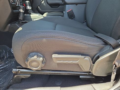 Used 2023 Jeep Wrangler Unlimited AWD/4WD image 23