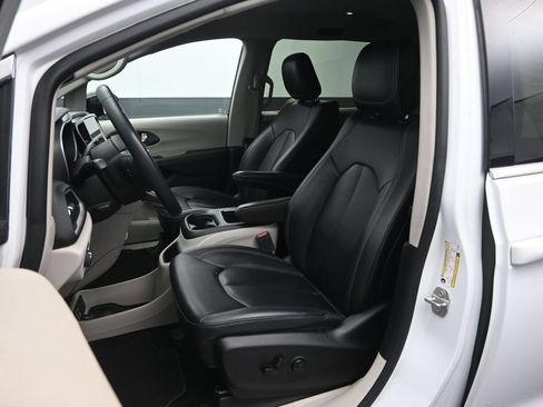 Used 2024 Chrysler Pacifica Touring-L FWD image 21