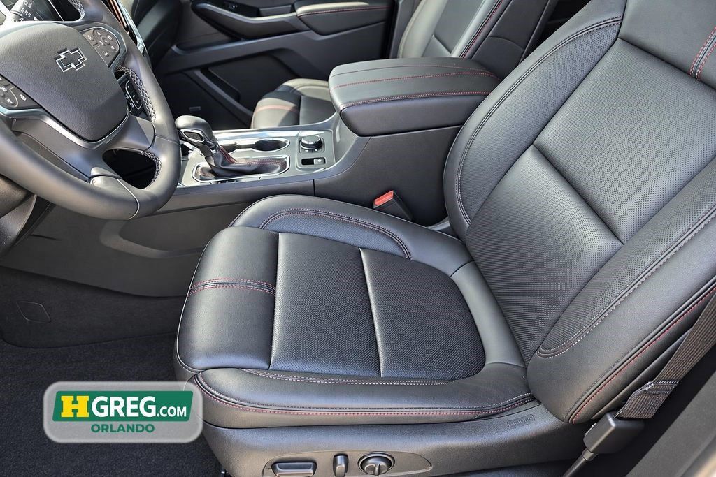 Used 2023 Chevrolet Traverse RS FWD image 10