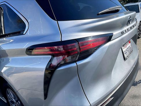 Used 2021 Toyota Sienna LE image 33