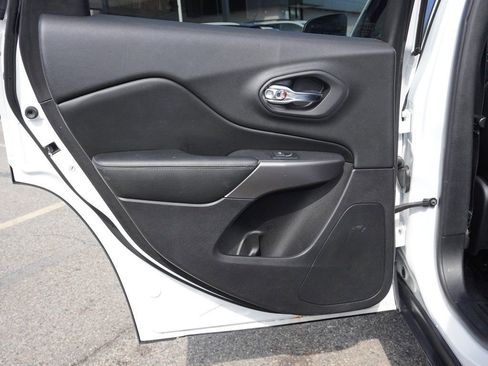 Used 2019 Jeep Cherokee Limited image 21