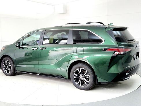 New 2026 Toyota Sienna Platinum AWD/4WD image 4
